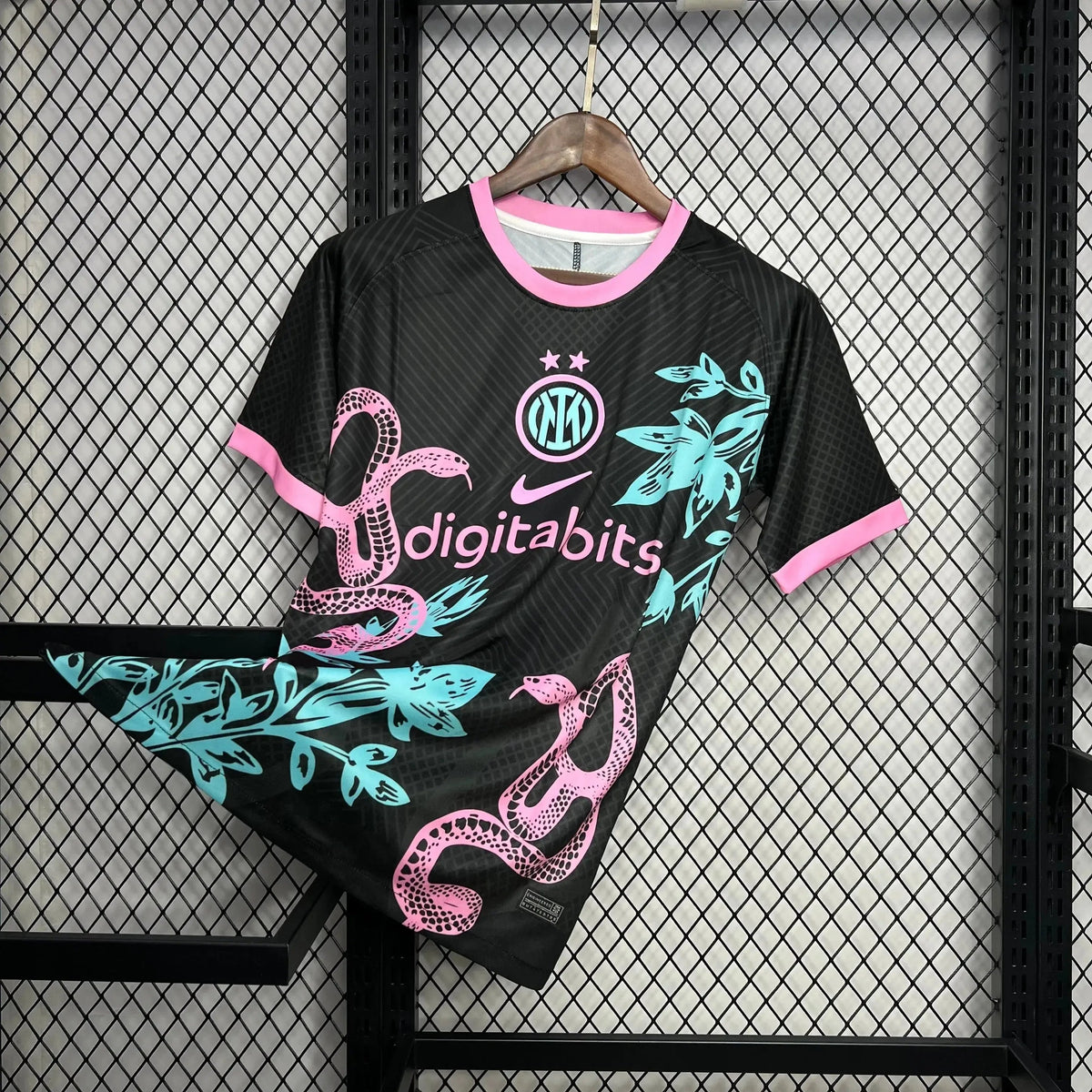 "Camisa Inter de Milão Edição Especial 24/25 - Torcedor Masculina Dragão Preta e Rosa - Netmantos"