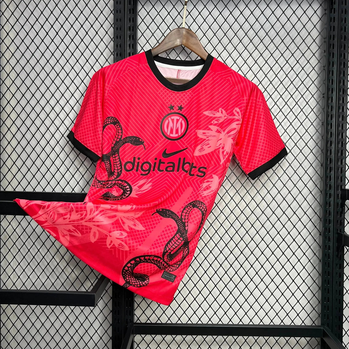 "Camisa Inter de Milão Edição Especial 24/25 - Torcedor Masculina Dragão Rosa/Vermelha - Netmantos"