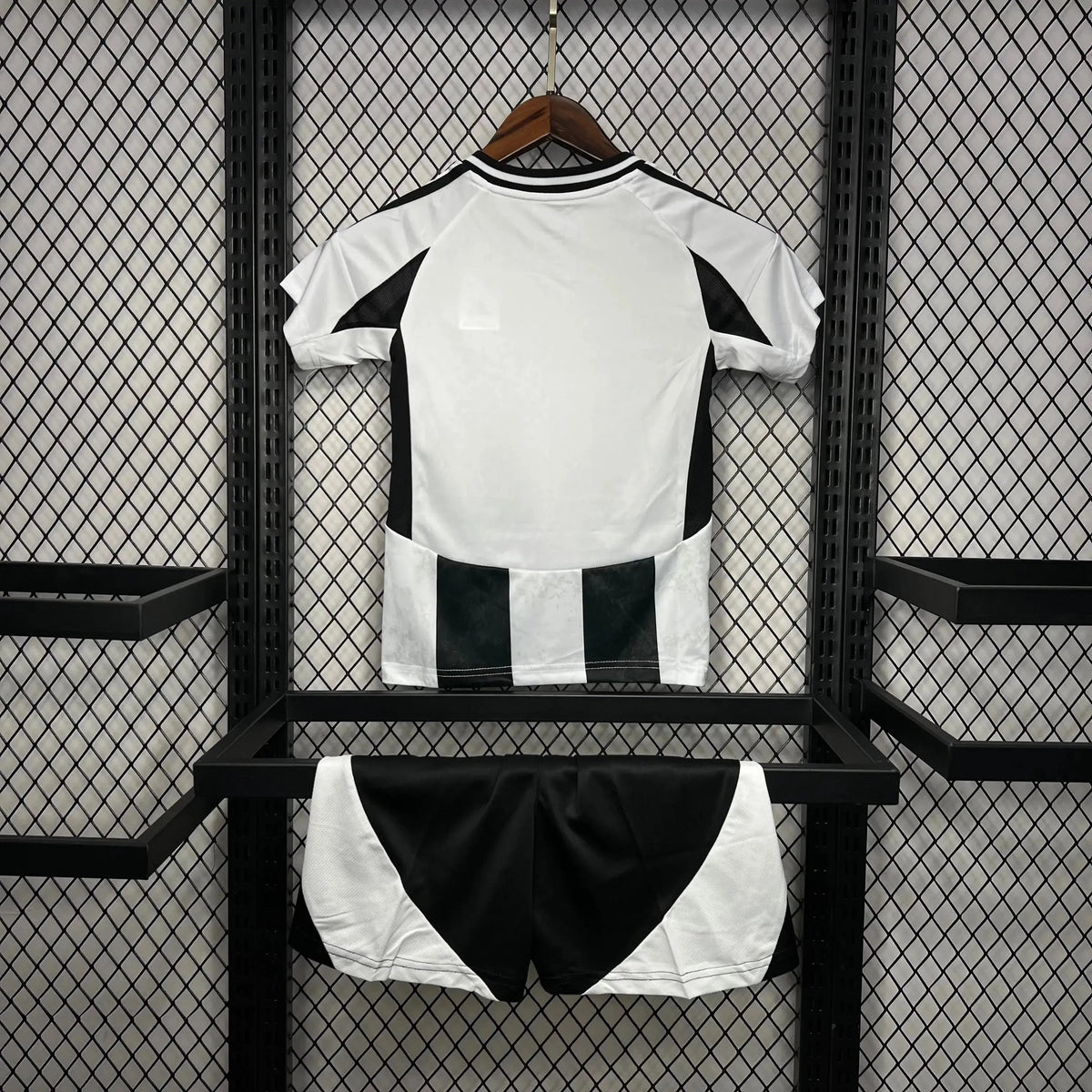 "Camisa Juventus Home 24/25 - Torcedor Infantil Preta e Branca - Netmantos"
