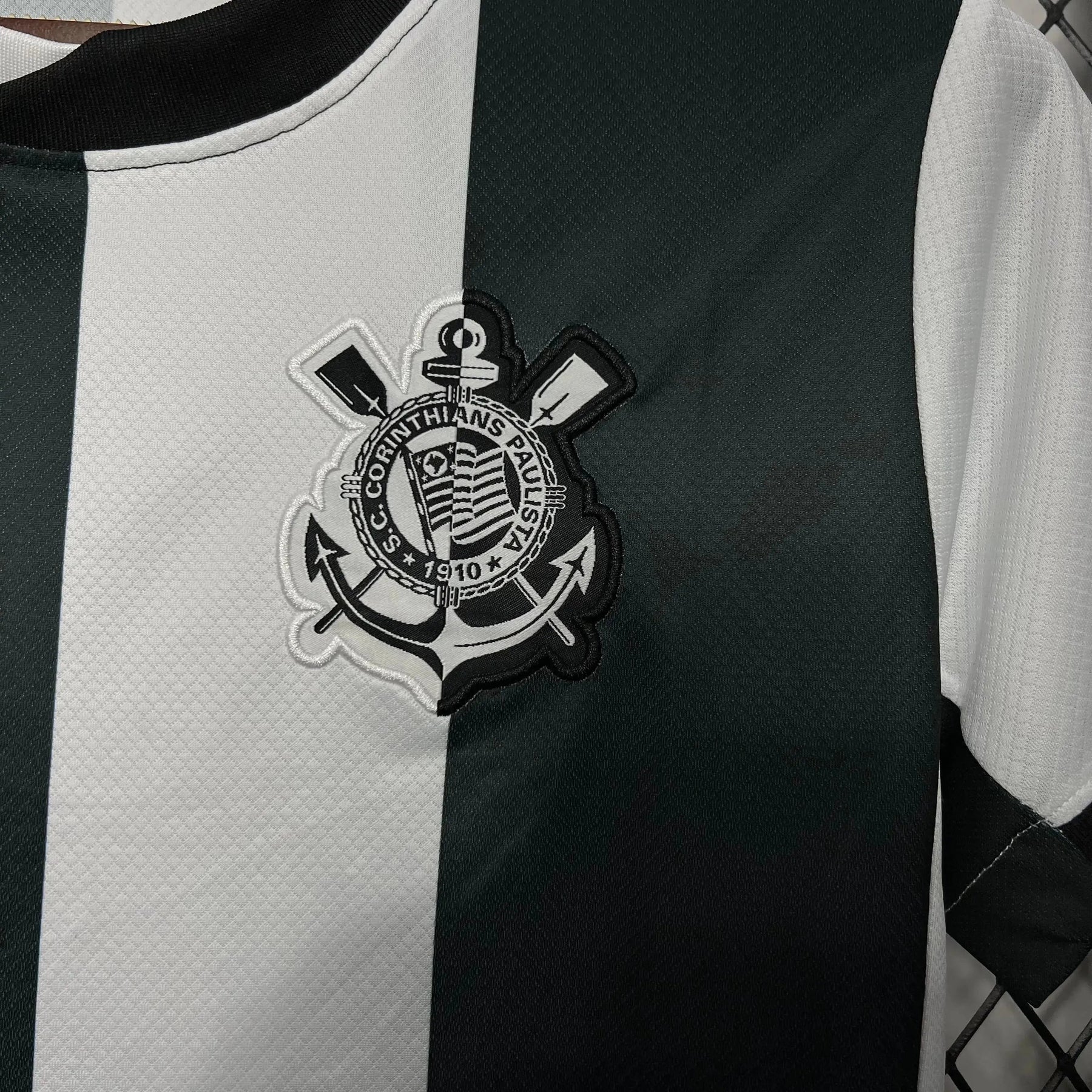 "Camisa Timão Third Away 24/25 - Torcedor Feminina Preta e Branca Listrada - Netmantos"