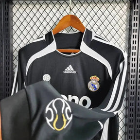"Camisa Real Madrid Two Guest Retrô 2006/07 - Torcedor Masculina Preta Manga Longa - Netmantos"