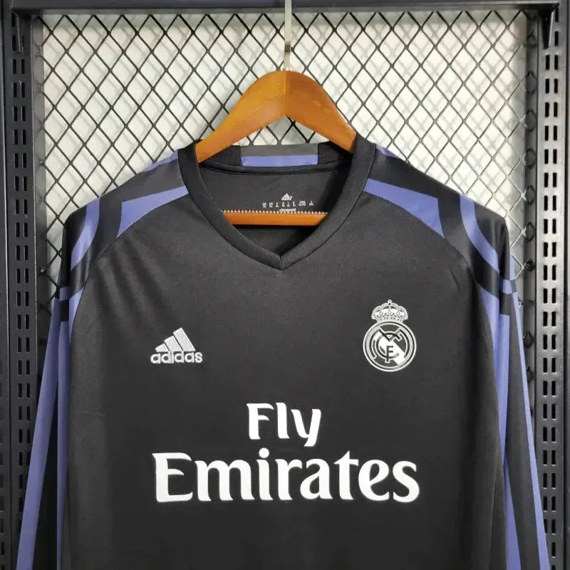 "Camisa Real Madrid Away Retrô 2016/17 - Torcedor Masculina Preta e Roxa Manga Longa - Netmantos"