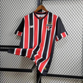 "Camisa São Paulo Away 24/25 - Torcedor Masculina New Balance Preta e Vermelha + Patch Copa do Brasil + Patrocínios - Netmantos"