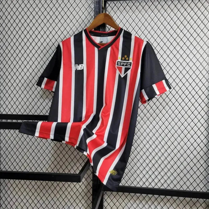 "Camisa São Paulo Away 24/25 - Torcedor Masculina New Balance Preta e Vermelha + Patch Copa do Brasil + Patrocínios - Netmantos"