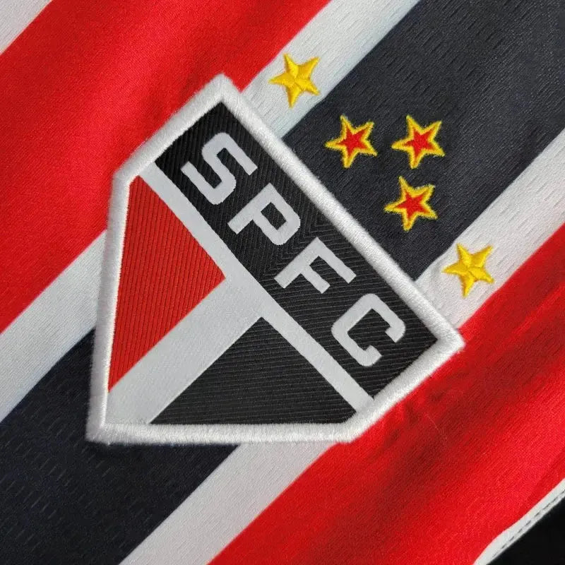 "Camisa São Paulo Away 24/25 - Torcedor Masculina New Balance Preta e Vermelha + Patch Copa do Brasil + Patrocínios - Netmantos"