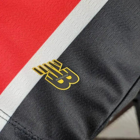 "Camisa São Paulo Away 24/25 - Torcedor Masculina New Balance Preta e Vermelha + Patch Copa do Brasil + Patrocínios - Netmantos"