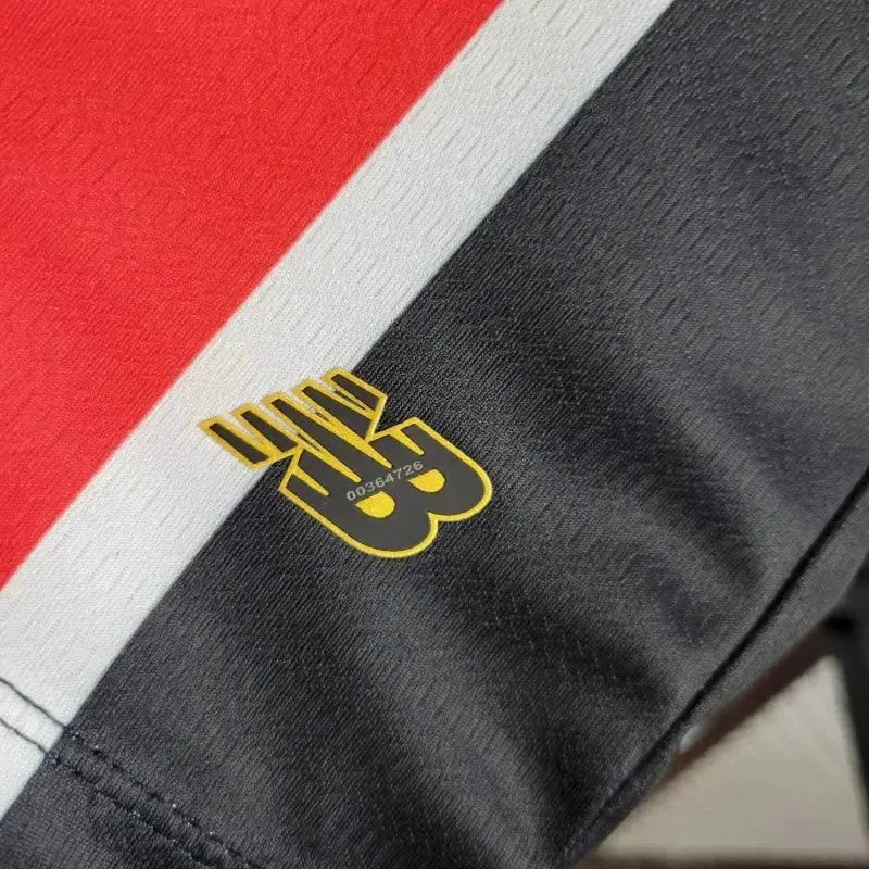 "Camisa São Paulo Away 24/25 - Torcedor Masculina New Balance Preta e Vermelha + Patch Copa do Brasil + Patrocínios - Netmantos"