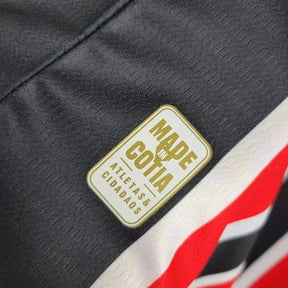 "Camisa São Paulo Away 24/25 - Torcedor Masculina New Balance Preta e Vermelha + Patch Copa do Brasil + Patrocínios - Netmantos"