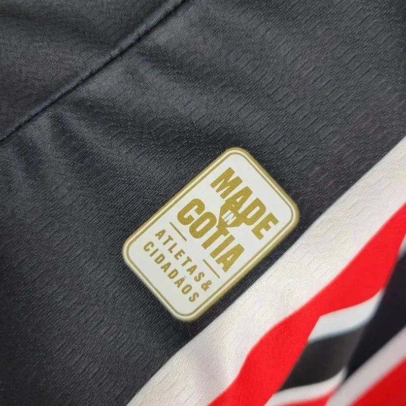 "Camisa São Paulo Away 24/25 - Torcedor Masculina New Balance Preta e Vermelha + Patch Copa do Brasil + Patrocínios - Netmantos"