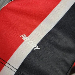 "Camisa São Paulo Away 24/25 - Torcedor Masculina New Balance Preta e Vermelha + Patch Copa do Brasil + Patrocínios - Netmantos"
