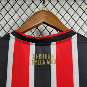 "Camisa São Paulo Away 24/25 - Torcedor Masculina New Balance Preta e Vermelha + Patch Copa do Brasil + Patrocínios - Netmantos"