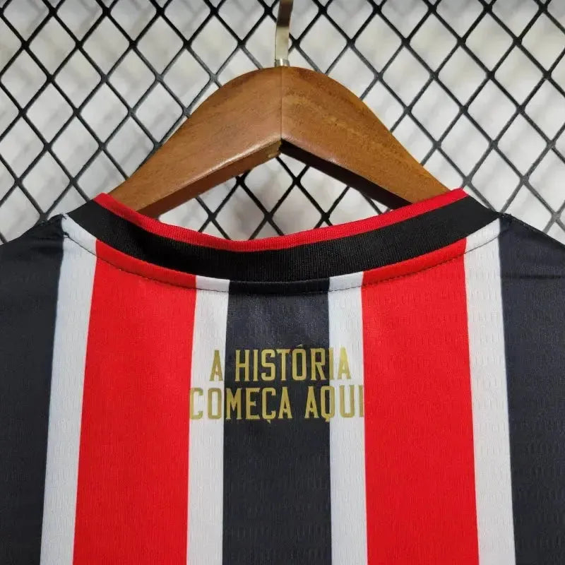"Camisa São Paulo Away 24/25 - Torcedor Masculina New Balance Preta e Vermelha + Patch Copa do Brasil + Patrocínios - Netmantos"