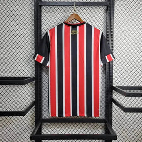 "Camisa São Paulo Away 24/25 - Torcedor Masculina New Balance Preta e Vermelha + Patch Copa do Brasil + Patrocínios - Netmantos"
