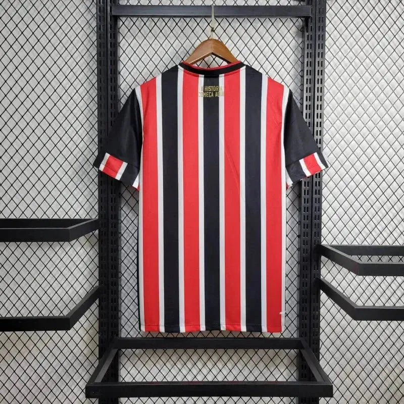 "Camisa São Paulo Away 24/25 - Torcedor Masculina New Balance Preta e Vermelha + Patch Copa do Brasil + Patrocínios - Netmantos"
