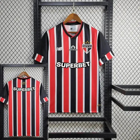 "Camisa São Paulo Away 24/25 - Torcedor Masculina New Balance Preta e Vermelha + Patch Copa do Brasil + Patrocínios - Netmantos"
