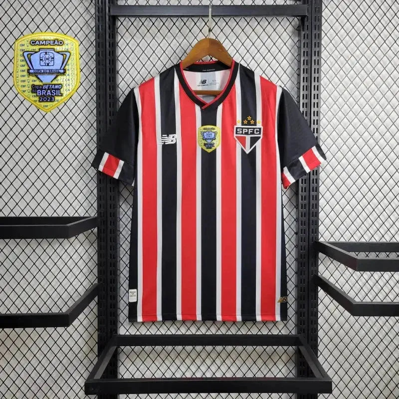 "Camisa São Paulo Away 24/25 - Torcedor Masculina New Balance Preta e Vermelha + Patch Copa do Brasil + Patrocínios - Netmantos"