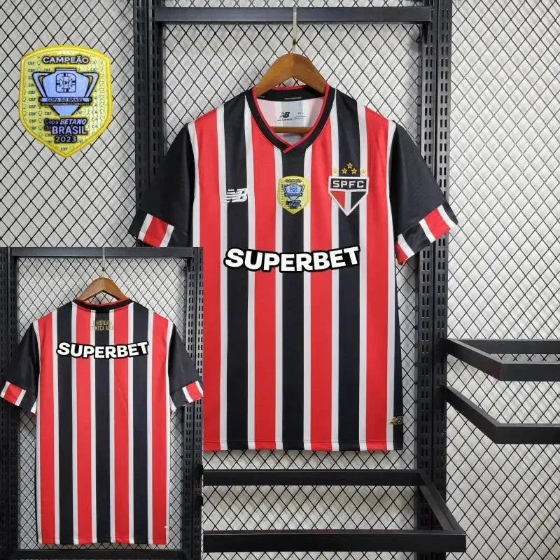 "Camisa São Paulo Away 24/25 - Torcedor Masculina New Balance Preta e Vermelha + Patch Copa do Brasil + Patrocínios - Netmantos"