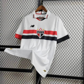 "Camisa São Paulo Home 24/25 - Torcedor Masculina New Balance Branca + Patch Copa do Brasil + Patrocínios - Netmantos"
