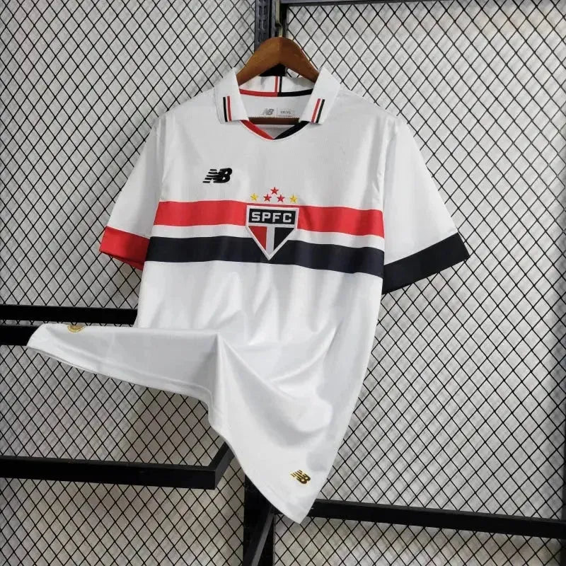 "Camisa São Paulo Home 24/25 - Torcedor Masculina New Balance Branca + Patch Copa do Brasil + Patrocínios - Netmantos"