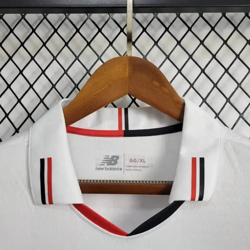 "Camisa São Paulo Home 24/25 - Torcedor Masculina New Balance Branca + Patch Copa do Brasil + Patrocínios - Netmantos"