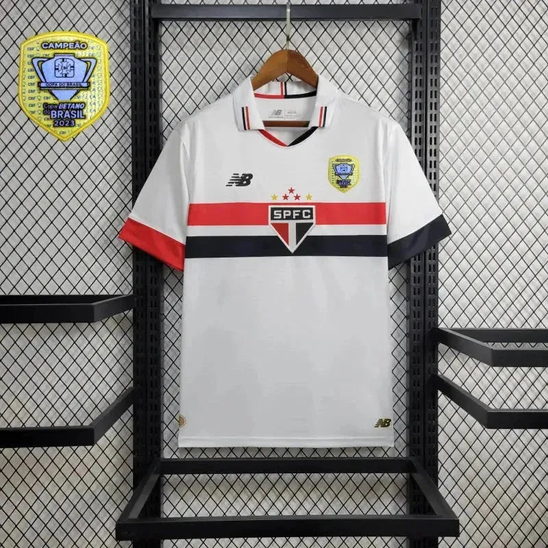 "Camisa São Paulo Home 24/25 - Torcedor Masculina New Balance Branca + Patch Copa do Brasil + Patrocínios - Netmantos"