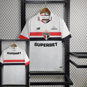 "Camisa São Paulo Home 24/25 - Torcedor Masculina New Balance Branca + Patch Copa do Brasil + Patrocínios - Netmantos"