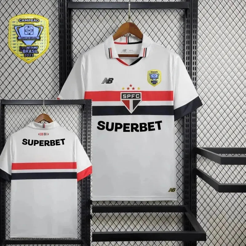 "Camisa São Paulo Home 24/25 - Torcedor Masculina New Balance Branca + Patch Copa do Brasil + Patrocínios - Netmantos"