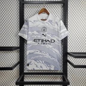 "Camisa Manchester City Ano do Dragão 24/25 - Torcedor Masculina Branca - Netmantos"