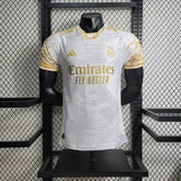 "Camisa Real Madrid Edição Especial 23/24 - Jogador Masculina Branca e Dourada - Netmantos"