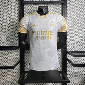 "Camisa Real Madrid Edição Especial 23/24 - Jogador Masculina Branca e Dourada - Netmantos"