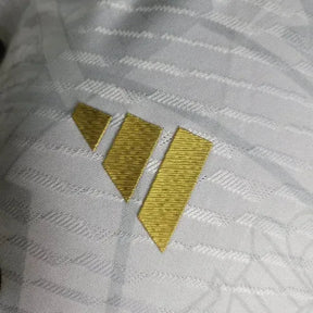 "Camisa Real Madrid Edição Especial 23/24 - Jogador Masculina Branca e Dourada - Netmantos"