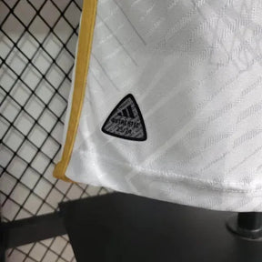 "Camisa Real Madrid Edição Especial 23/24 - Jogador Masculina Branca e Dourada - Netmantos"
