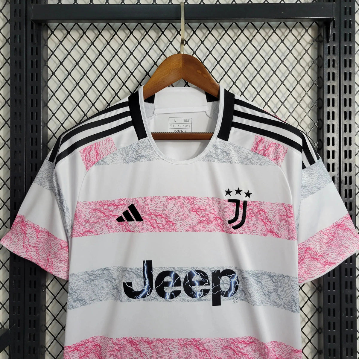 "Camisa Juventus Away 23/24 - Torcedor Masculina Branca e Rosa - Netmantos"