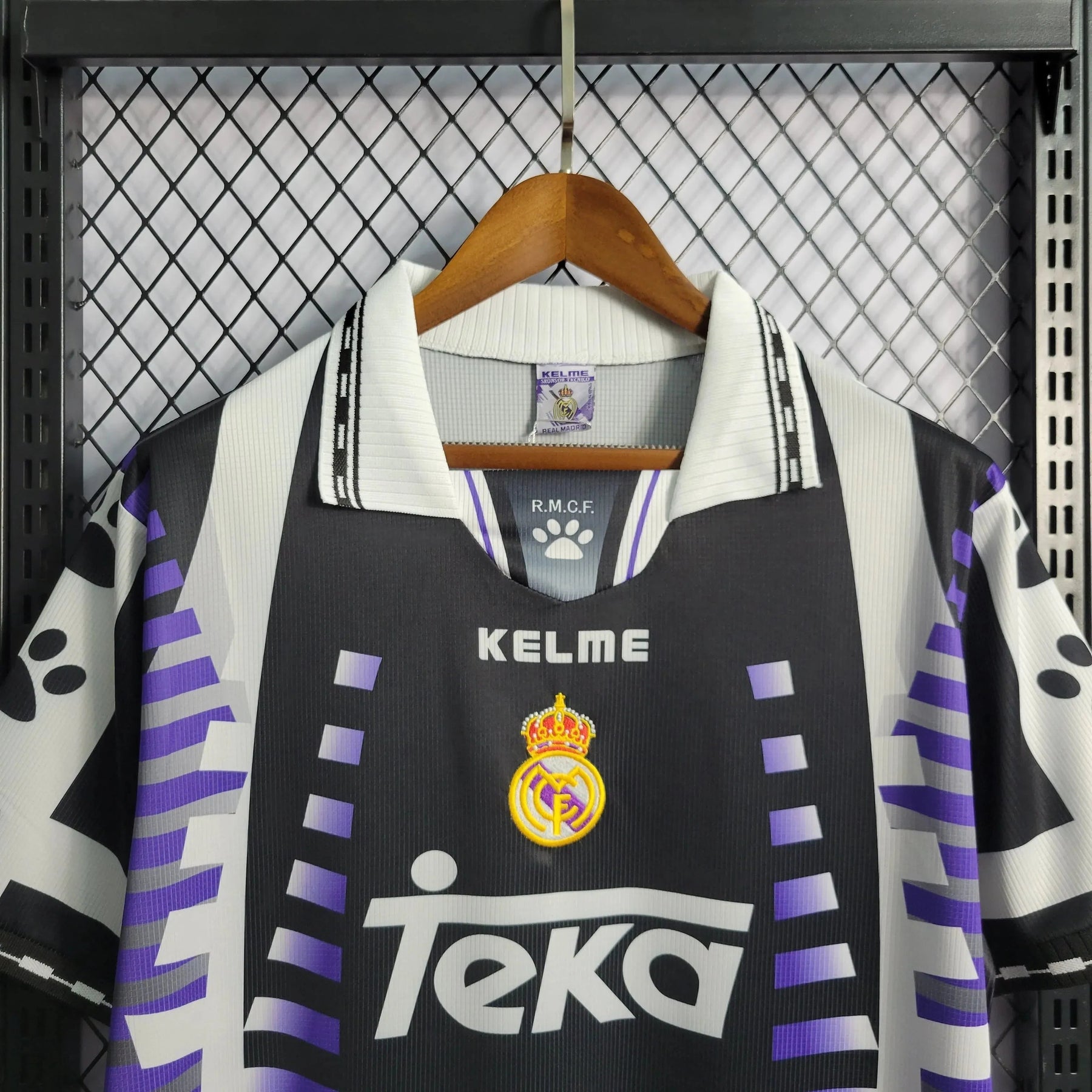 "Camisa Real Madrid Retrô Away 1997/98 - Torcedor Masculina Preta, Roxa e Branca - Netmantos"
