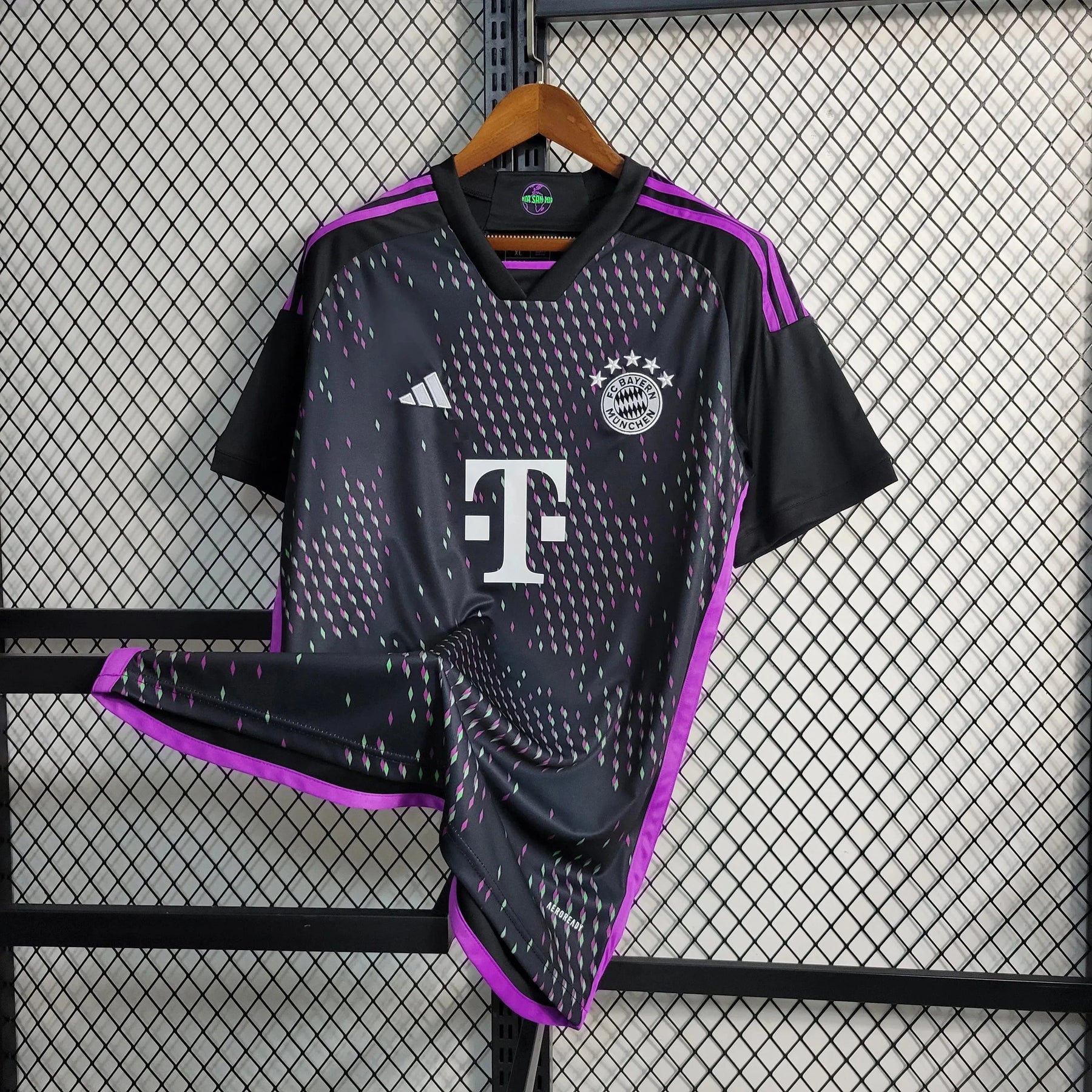 "Camisa Bayern Munchen Away 23/24 - Torcedor Masculina Preta e Roxa - Netmantos"