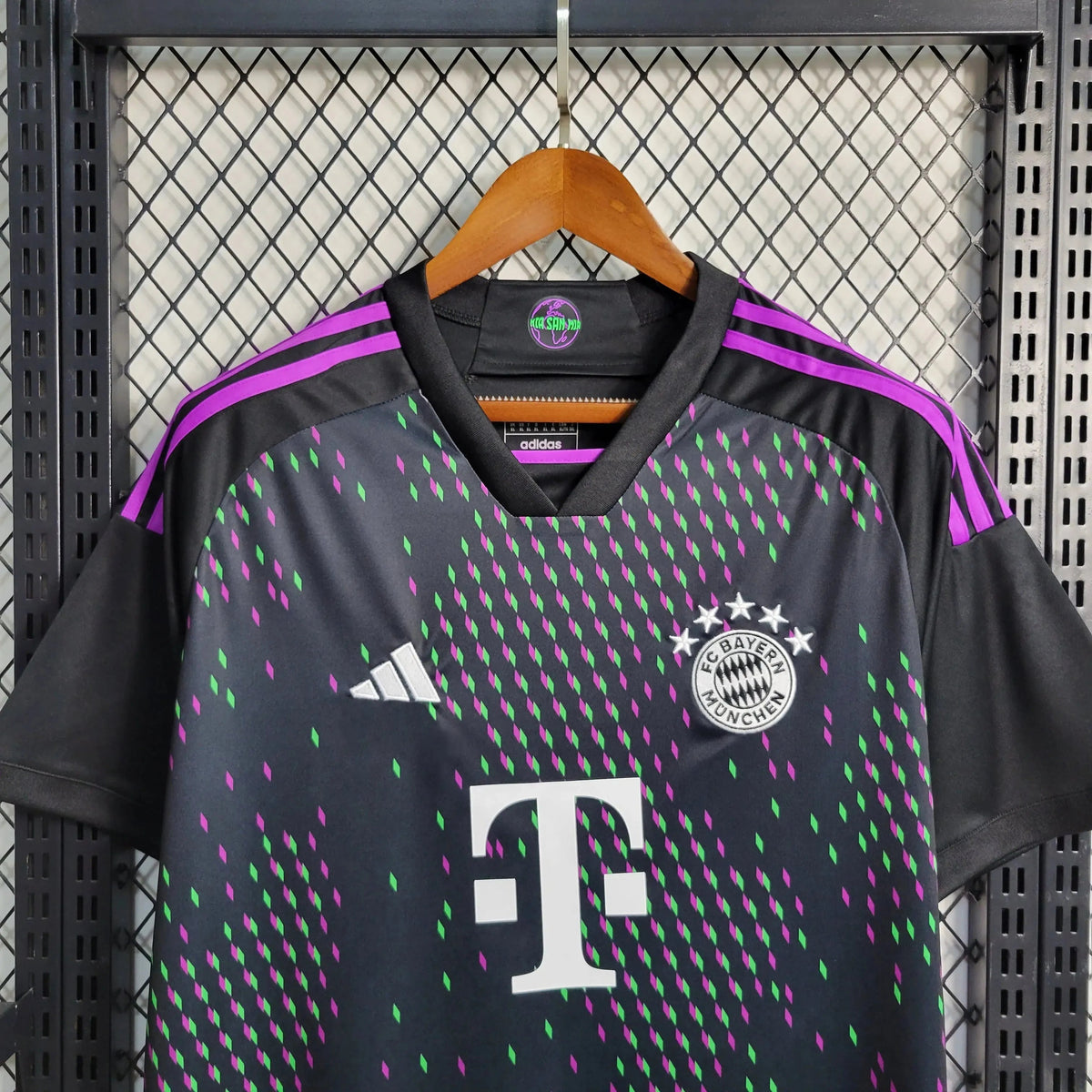 "Camisa Bayern Munchen Away 23/24 - Torcedor Masculina Preta e Roxa - Netmantos"