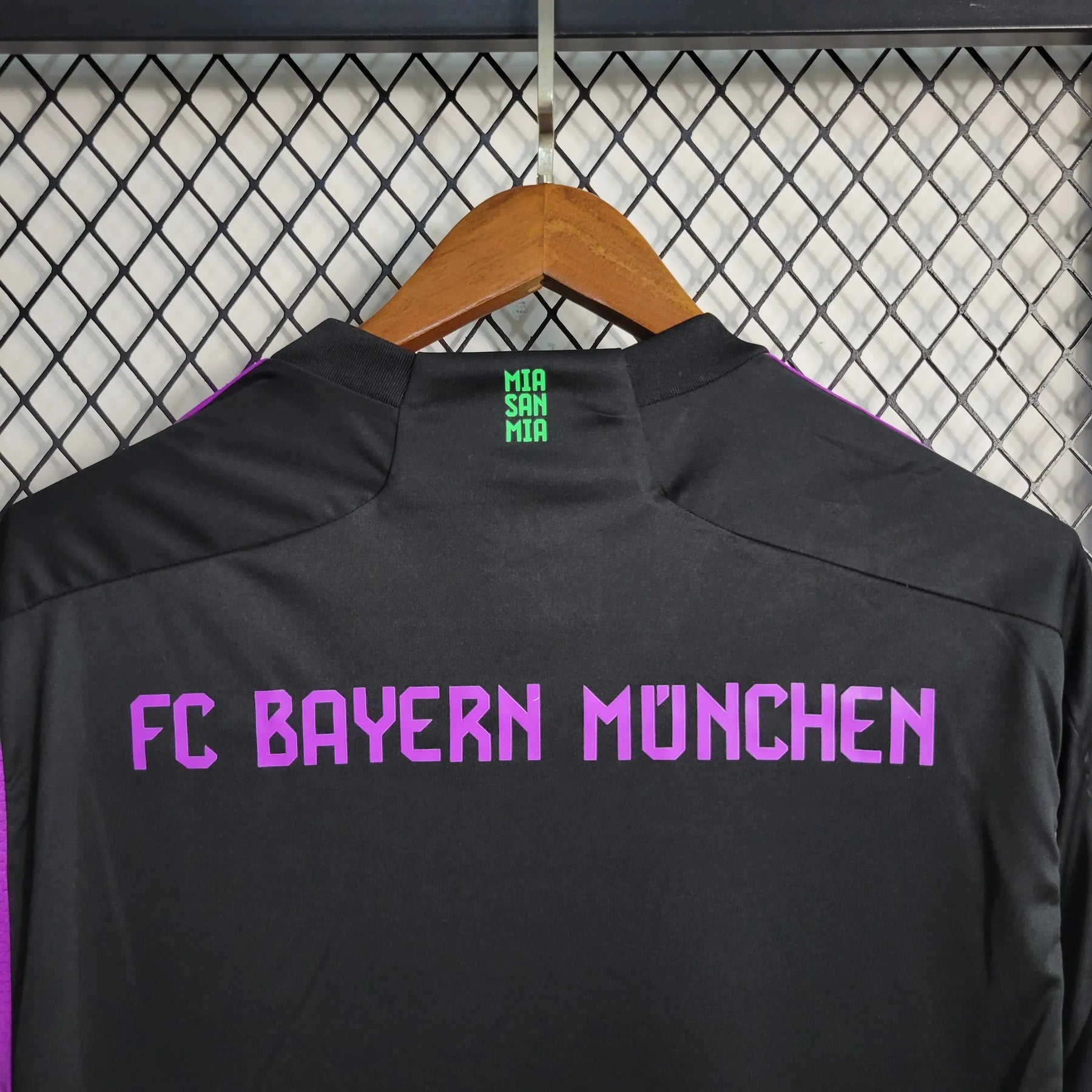 "Camisa Bayern Munchen Away 23/24 - Torcedor Masculina Preta e Roxa - Netmantos"