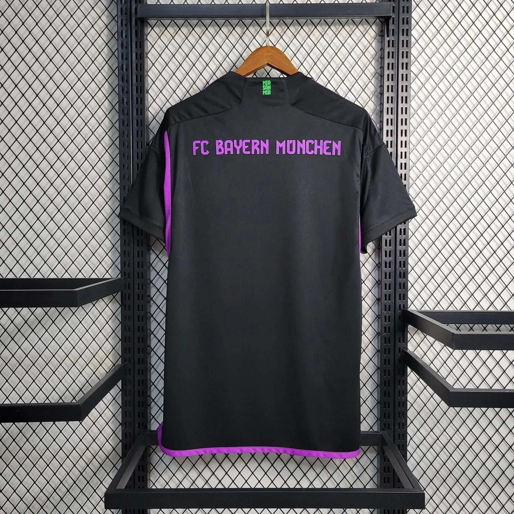 "Camisa Bayern Munchen Away 23/24 - Torcedor Masculina Preta e Roxa - Netmantos"