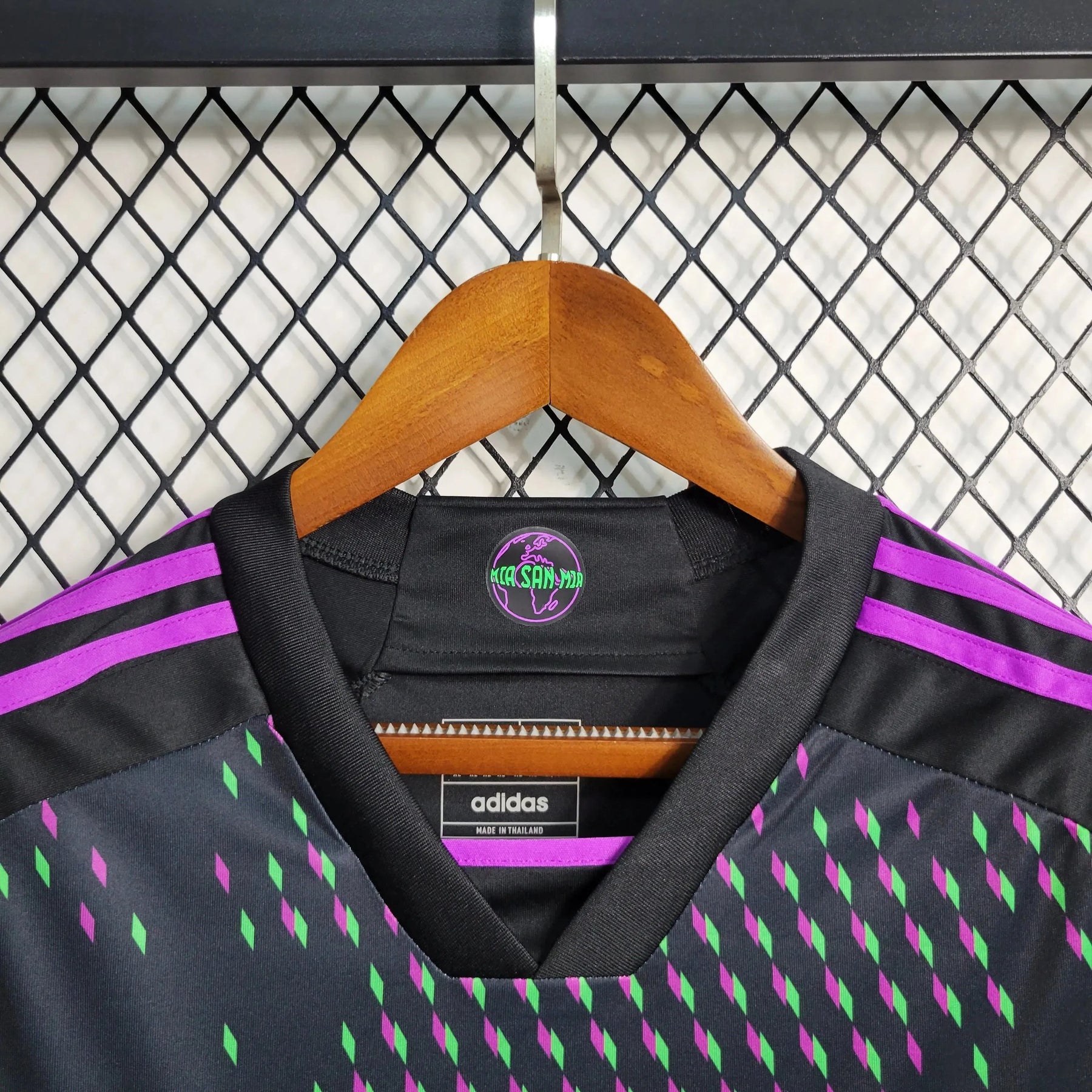 "Camisa Bayern Munchen Away 23/24 - Torcedor Masculina Preta e Roxa - Netmantos"