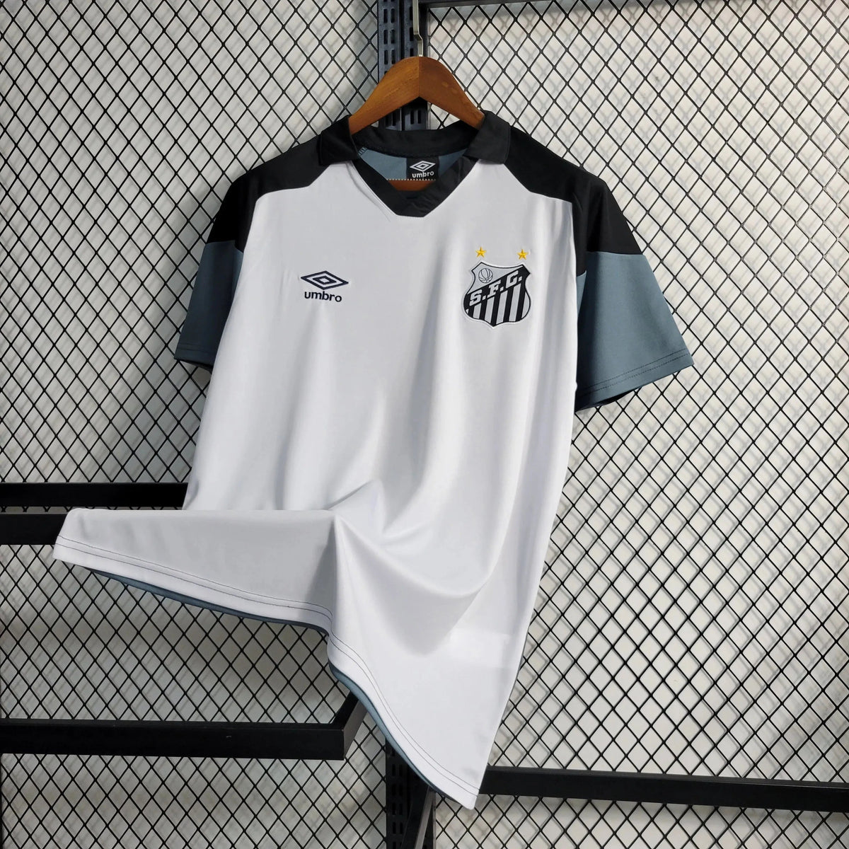 "Camisa Santista Treino 23/24 - Torcedor Masculina Branca e Cinza - Netmantos"