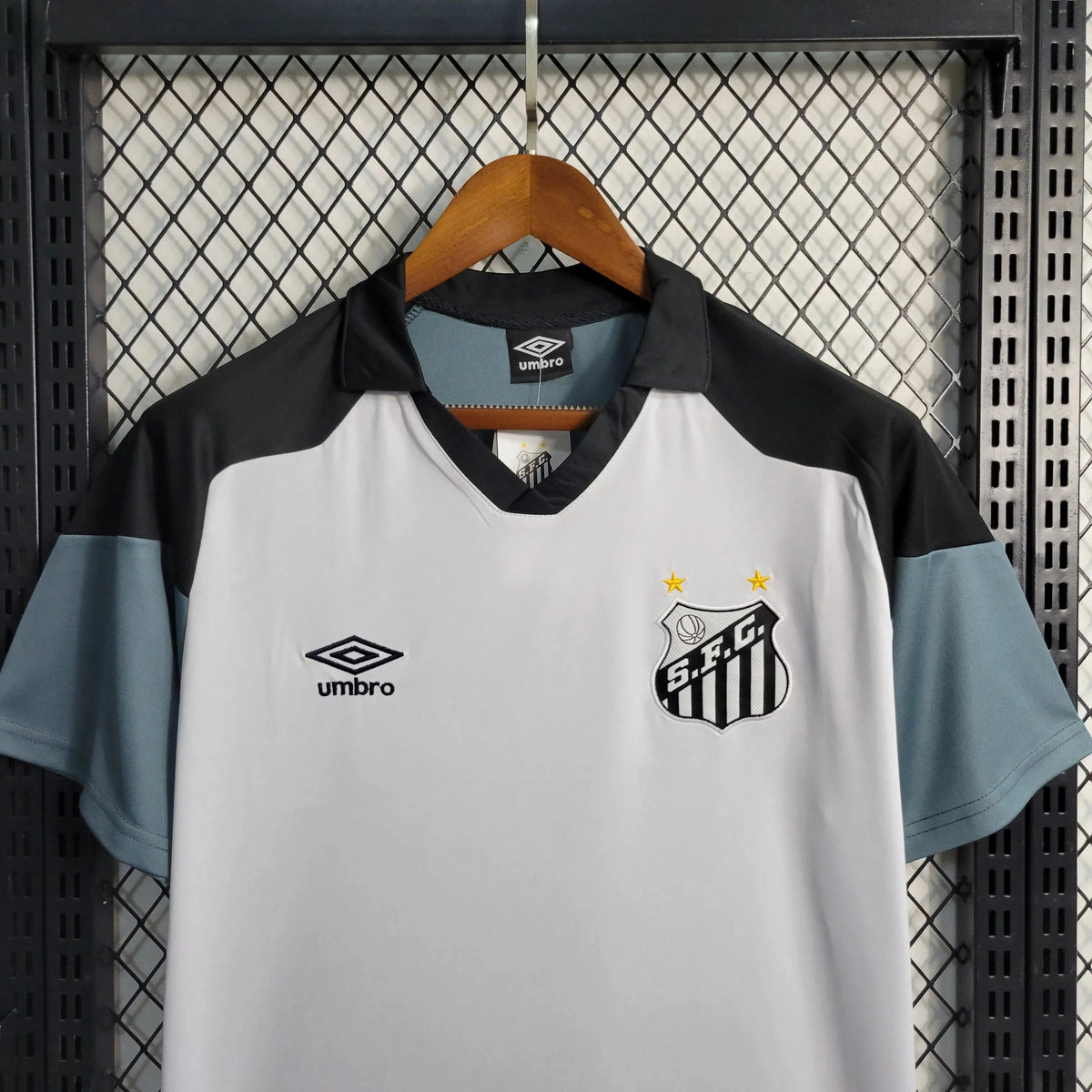 "Camisa Santista Treino 23/24 - Torcedor Masculina Branca e Cinza - Netmantos"