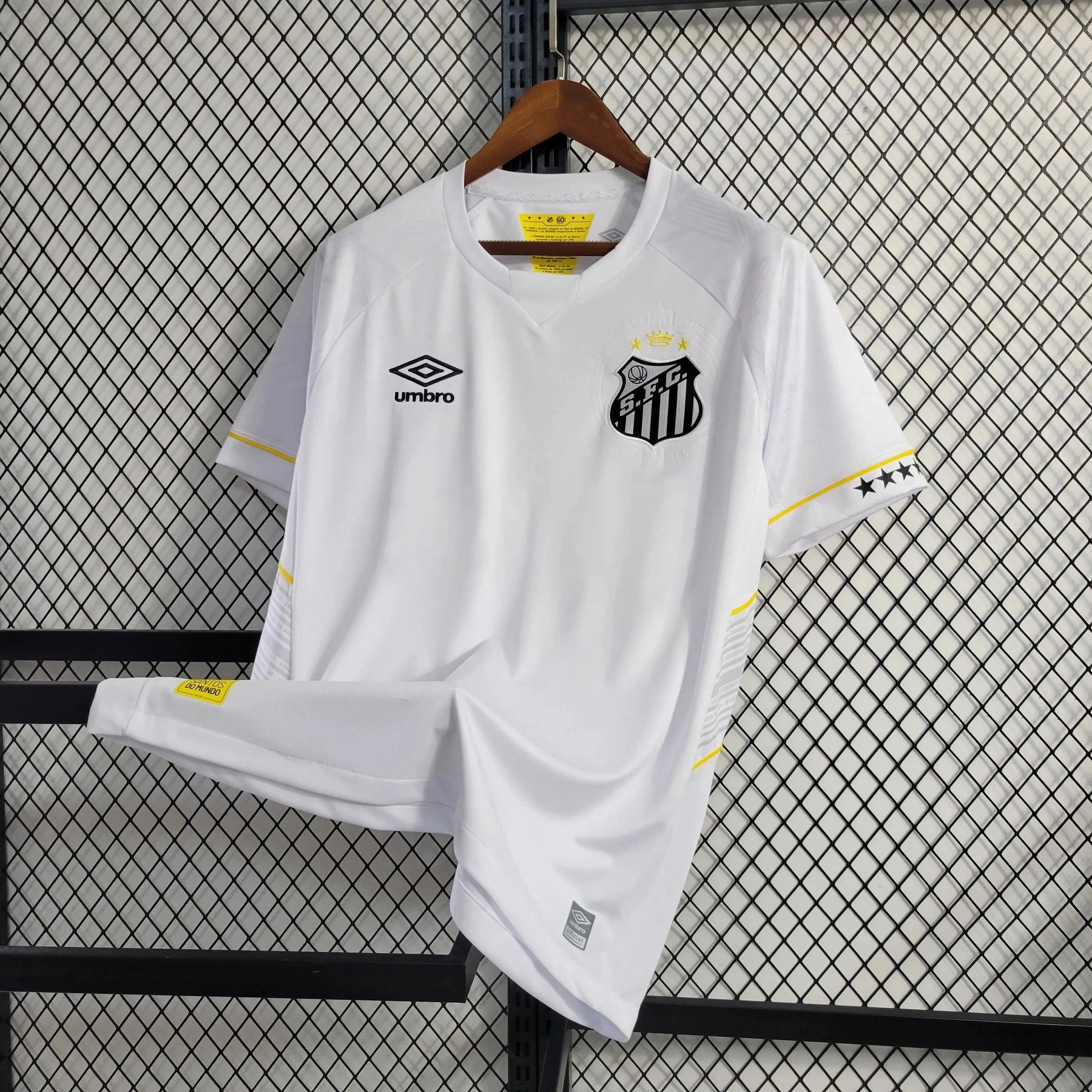 "Camisa Santista Home 23/24 - Torcedor Masculina Branca + Logo Blaze - Netmantos"