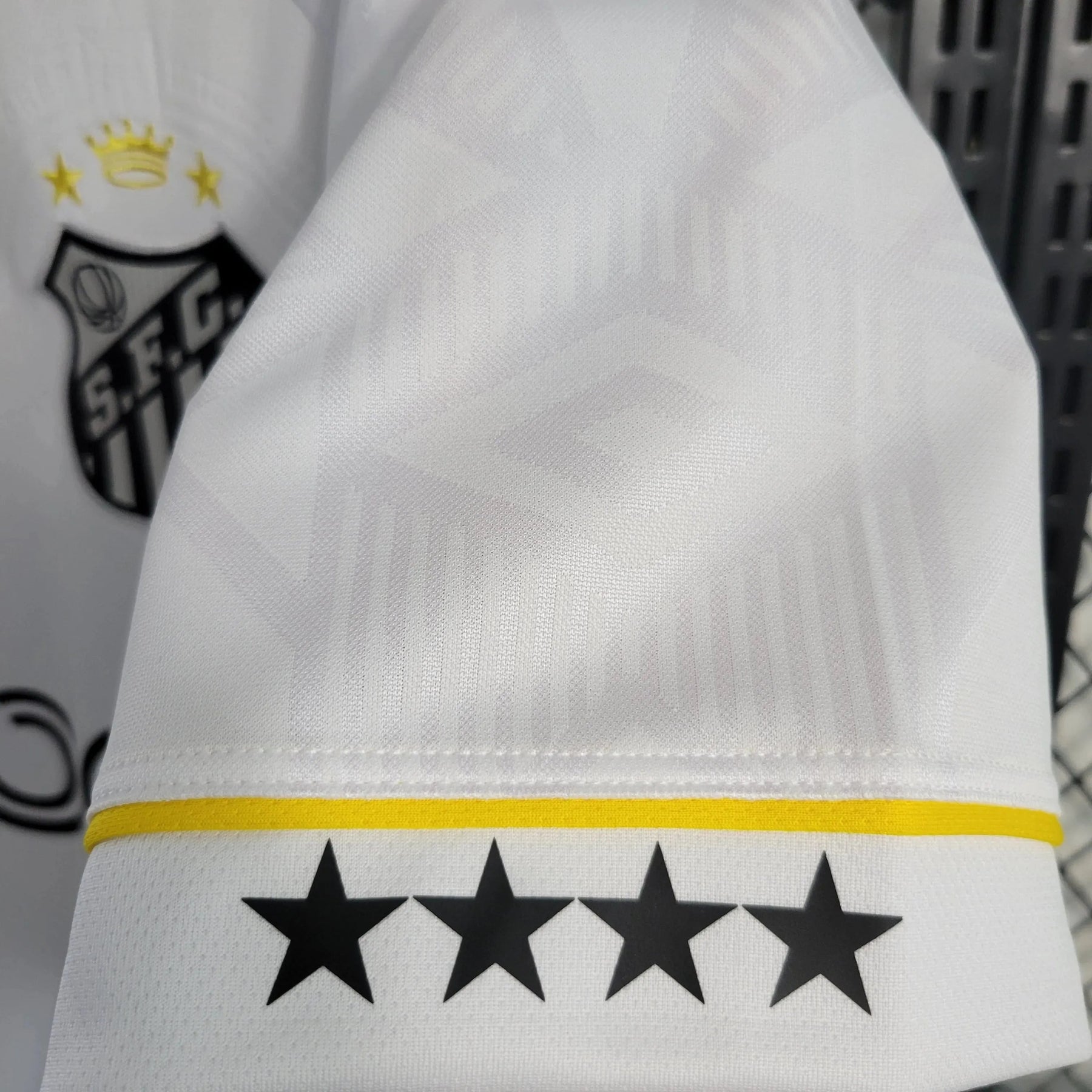 "Camisa Santista Home 23/24 - Torcedor Masculina Branca + Logo Blaze - Netmantos"