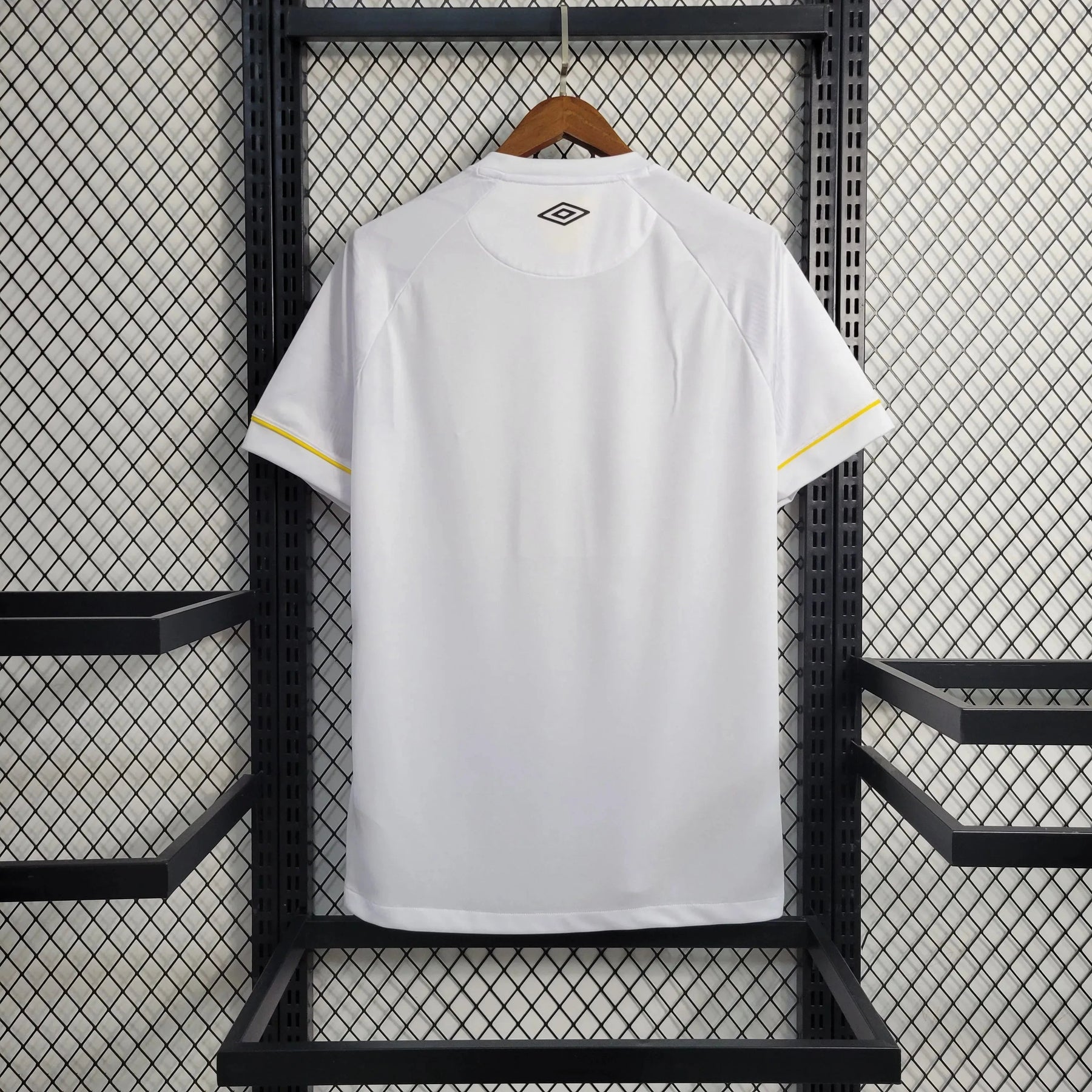 "Camisa Santista Home 23/24 - Torcedor Masculina Branca + Logo Blaze - Netmantos"