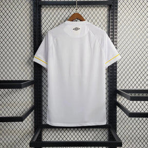 "Camisa Santista Home 23/24 - Torcedor Masculina Branca + Logo Blaze - Netmantos"