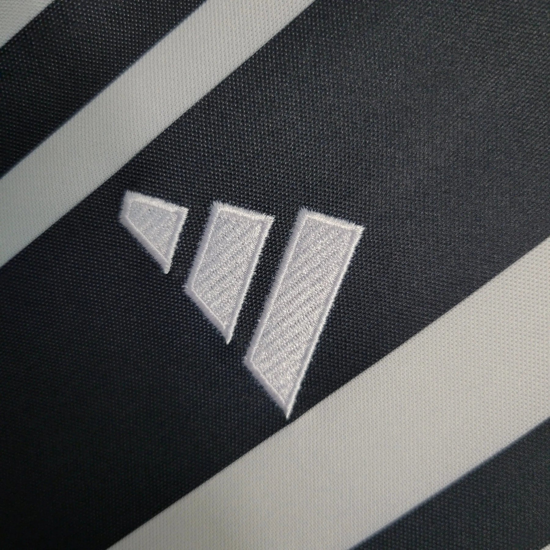 "Camisa Atlético Mineiro Home 23/24 - Torcedor Masculina Preta e Branca - Netmantos"