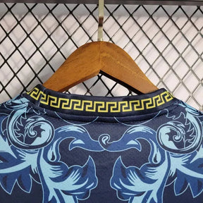 "Camisa Itália x Versace 23/24- Torcedor Masculina Azul - Netmantos"