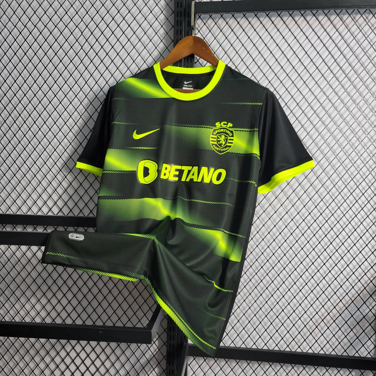"Camisa Sporting Away 22/23 - Torcedor Masculina Preta e Verde - Netmantos"
