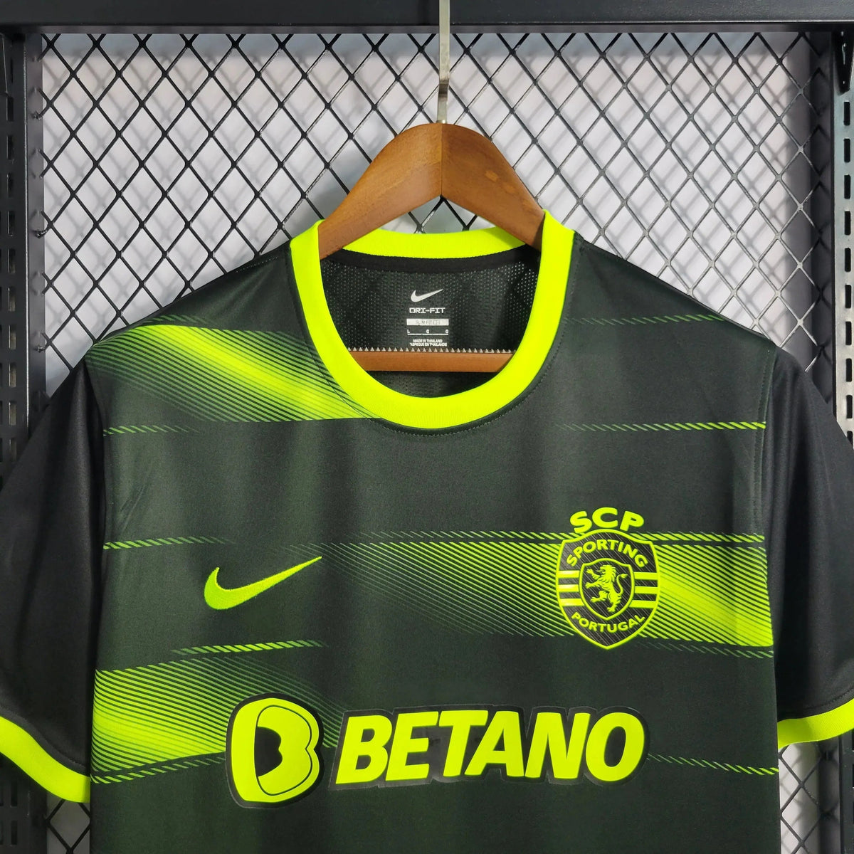 "Camisa Sporting Away 22/23 - Torcedor Masculina Preta e Verde - Netmantos"