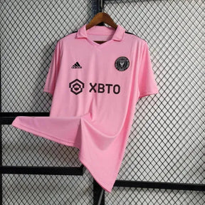 "Camisa Inter Miami Home 22/23 - Torcedor Masculina Rosa + Patch Messi - Netmantos"
